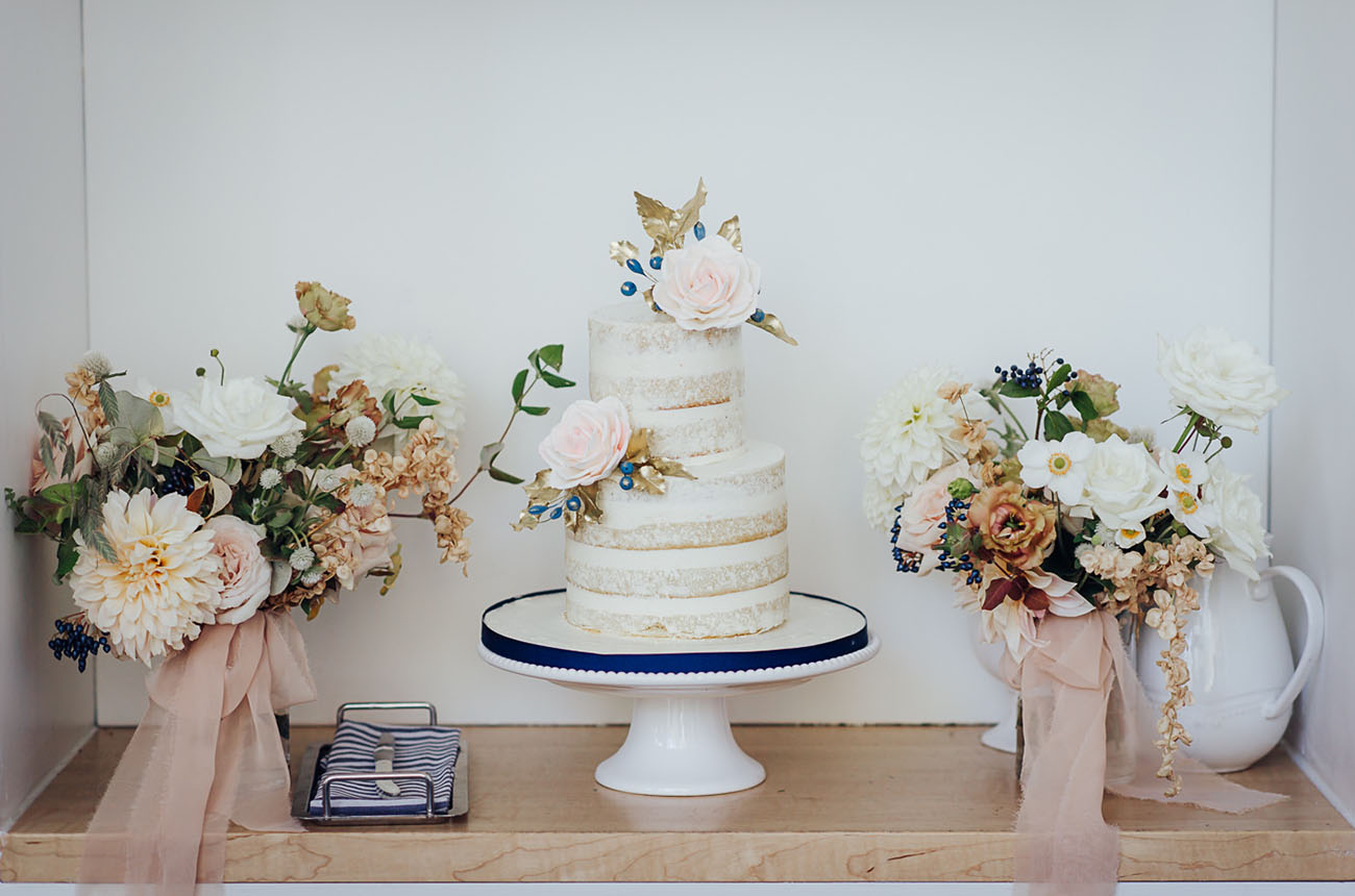 Os naked cakes continuam a ser uma opção de bolos de casamento muito procurada pelos noivos | Créditos: Eric Cheng Photography