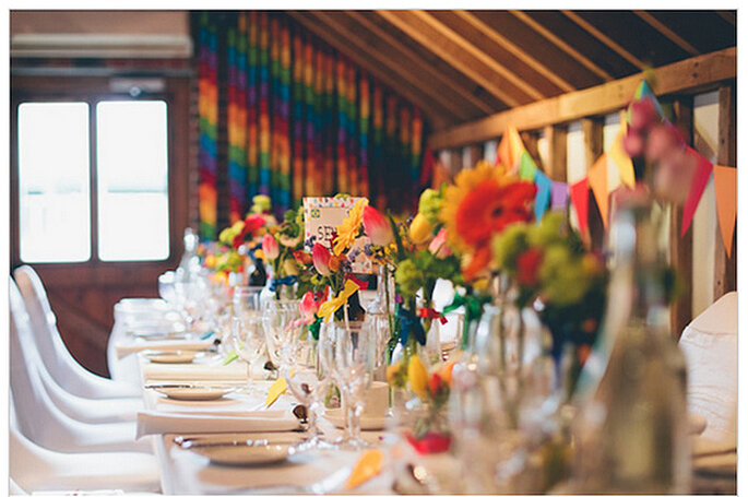 Mesa de buffet decorada con flores naturales y envases reciclados. Foto: We Heart Pictures