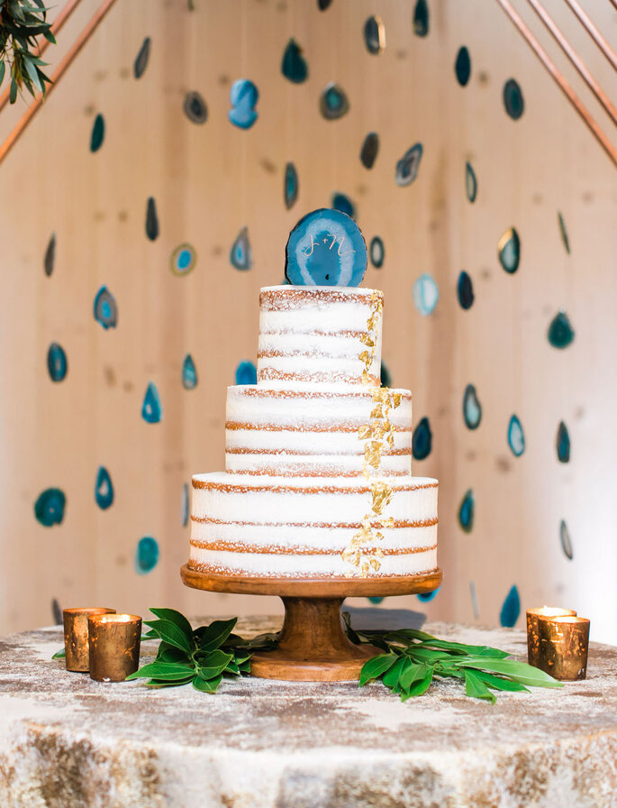 Inspiração para bolos de casamento modernos que são uma verdadeira obra de arte | Créditos: Erin J Saldana Photography