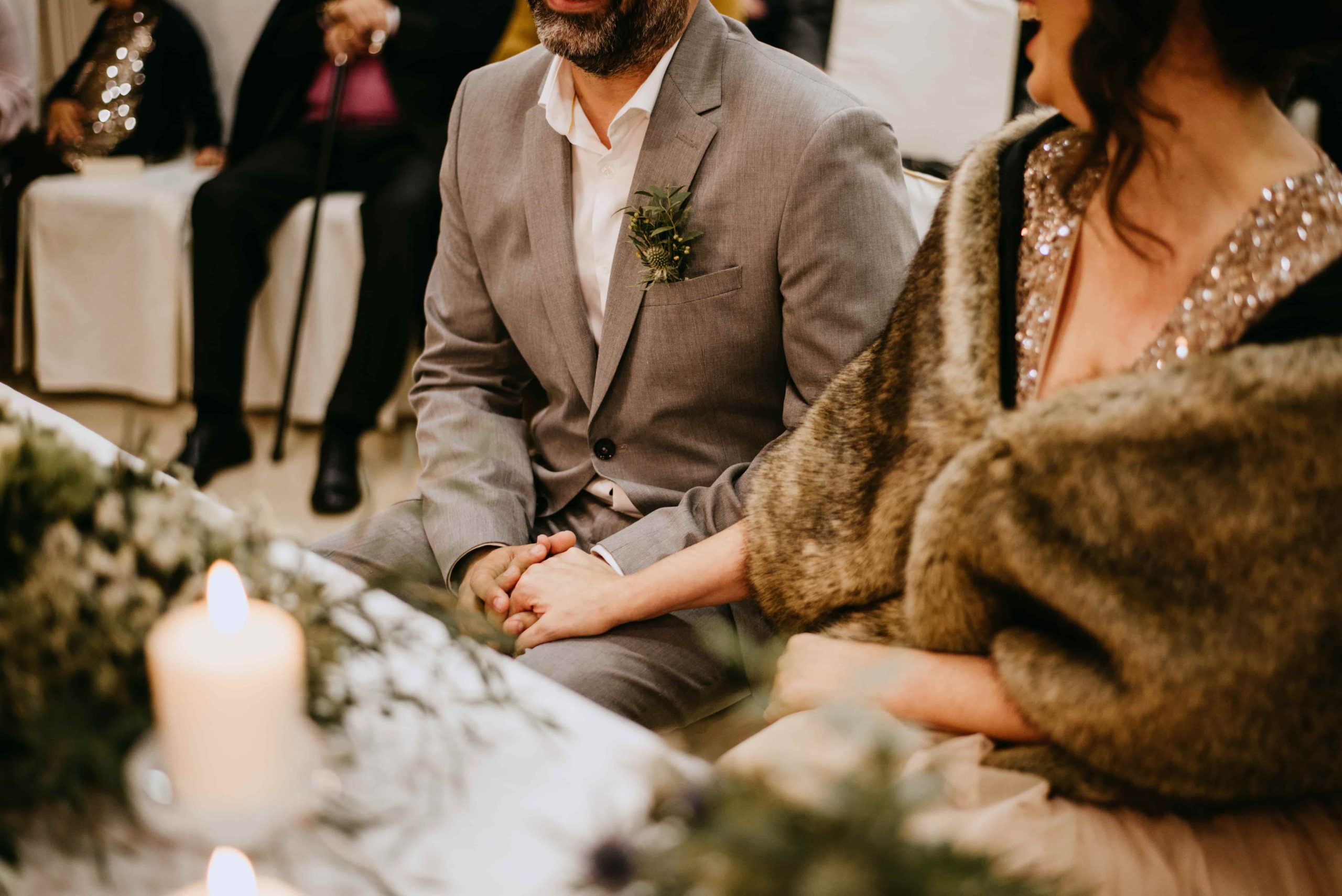 quanto custa um casamento: Casal a dar as mãos no momento da cerimónia civil