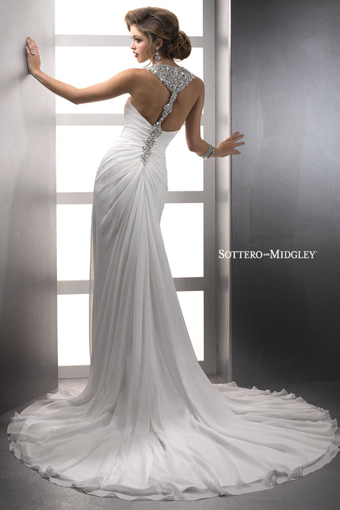 Para a noiva mais atrevida este vestido de chiffon Paris mostra muita sensualidade com uma fenda alta e acentua uma silhueta esguia com espetaculares cristais Swarovski aplicados nas alças, costas e quadril. Fechamento com zíper.

<a href="http://www.sotteroandmidgley.com/dress.aspx?style=82503" target="_blank">Sottero &amp; Midgley Platinum 2015</a>