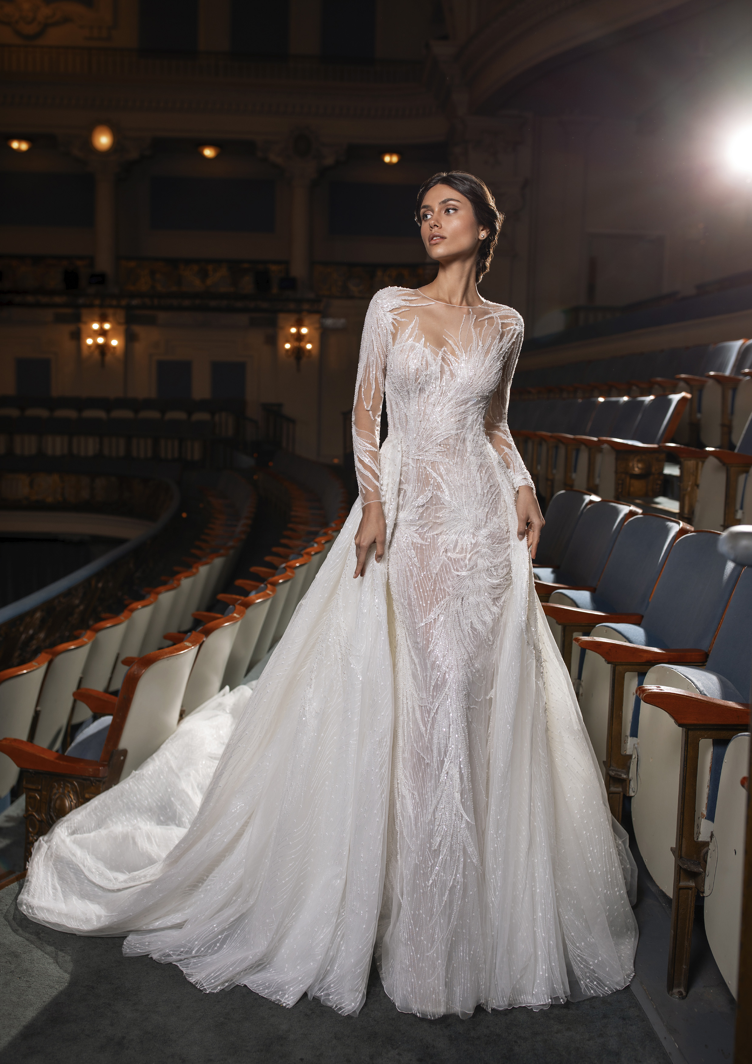 Vestido de noiva corte justo, com transparências e deslumbrantes bordados, com sobressaia | Modelo Davies da coleção Pronovias Privée 2021