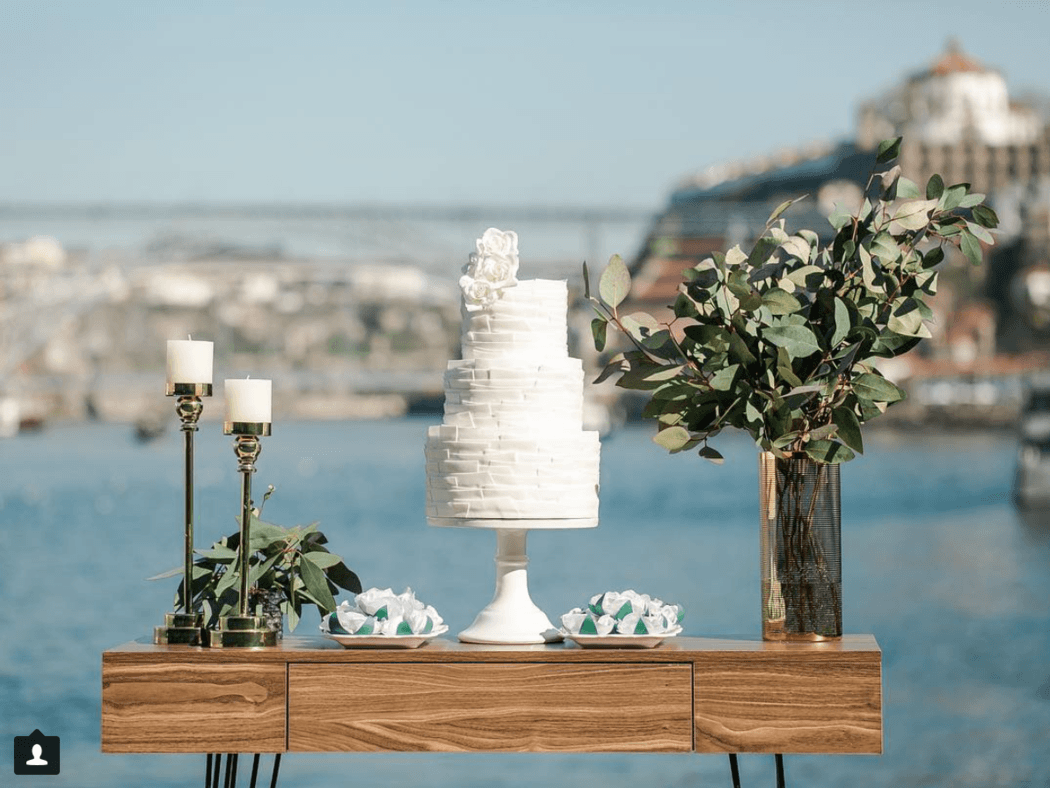 Branco, singelo, texturizado: os bolos de casamento de 3 andares também podem ser perfeitos para casamentos ao ar livre | Créditos: Brigadão - Doces