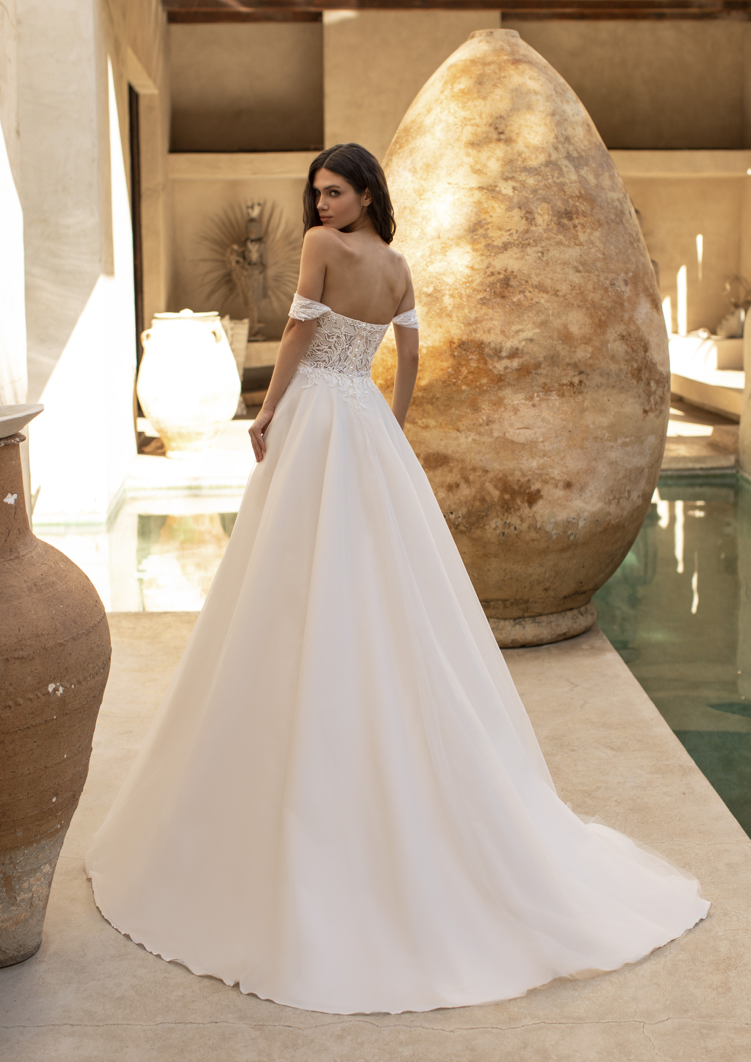Vestido de noiva com saia rodada em tule, decote ombros caídos | Modelo Caron da coleção Pronovias 2021 Cruise Collection
