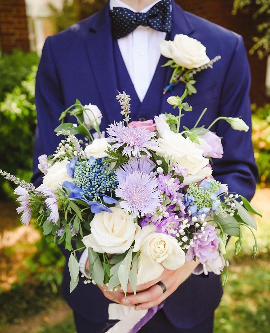 noivo com fato classic blue e bouquet de noiva enorme