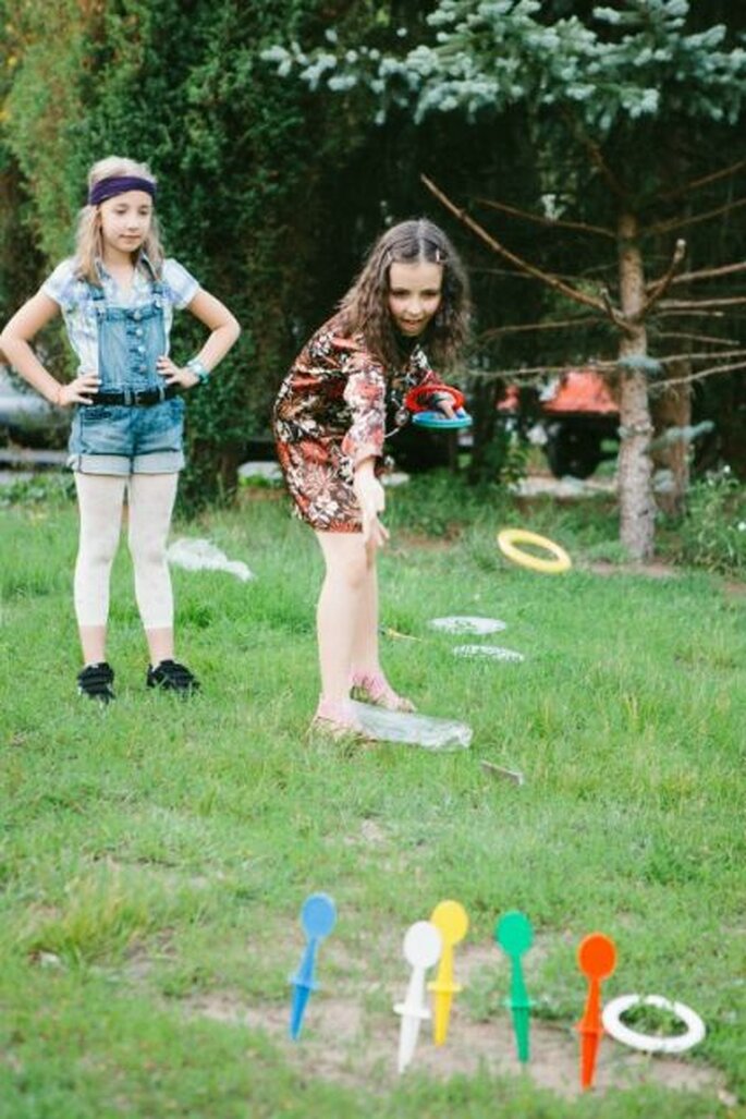 As crianças puderam brincar neste casamento hippie ao ar livre. Foto: Bell Studio.