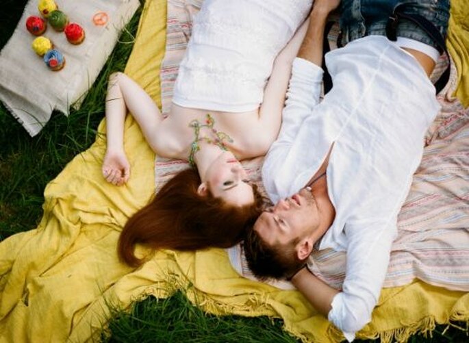 Noivos deitados sobre uma manta de piquenique. Foto: Bell Studio.