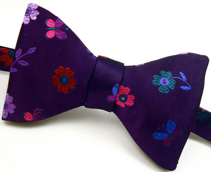 Um papillon é uma alternativa muito elegante à gravata, e pode mesmo ser um pormenor distintivo, um apontamento de bom humor e de ousadia. Pronto para ser um noivo às flores?