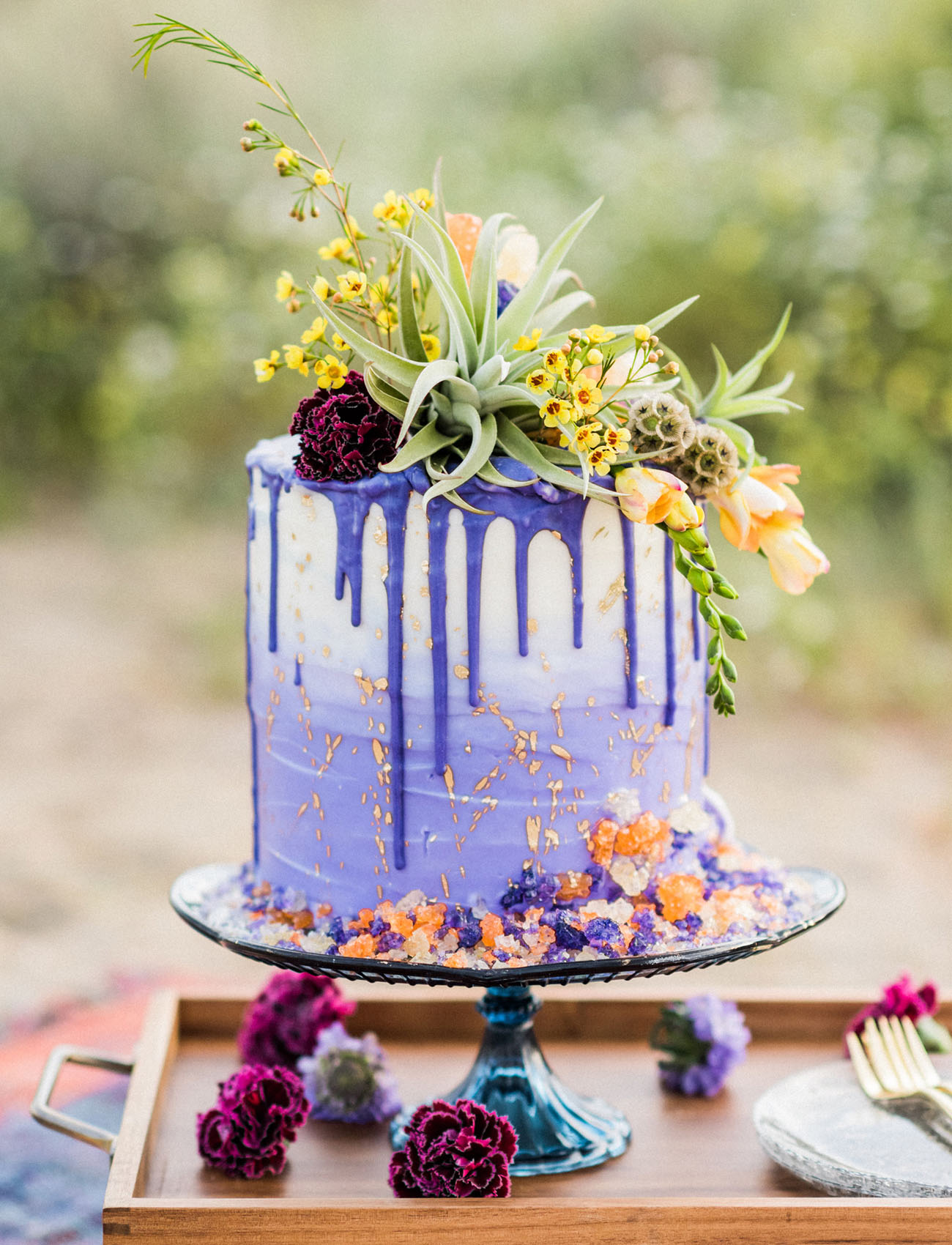 Drip Cakes: já ouviu falar? São bolos de casamento de darem água na boca! | Créditos: Julie Shuford Photography