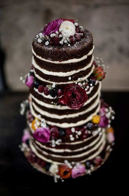 Os naked cakes continuam a ser uma opção de bolos de casamento muito procurada pelos noivos | Créditos: Maria Bolacha
