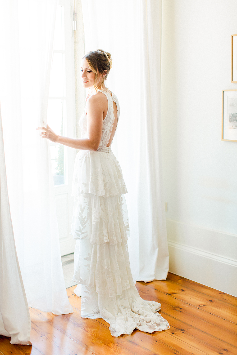 noiva à janela vestido de noiva com folhos abertura costas estilo boho