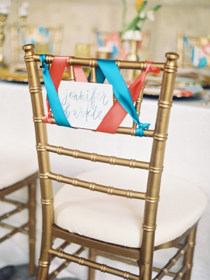 Marca las sillas con los nombres de tus invitados en acuarela - Foto Kat Braman