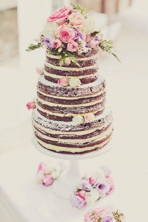Os naked cakes continuam a ser uma opção de bolos de casamento muito procurada pelos noivos | Créditos: Receitas Com Segredo