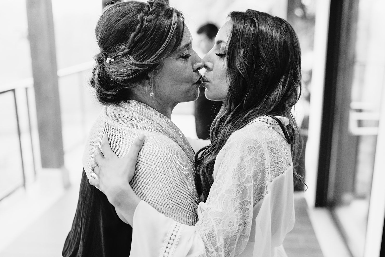 Noiva com a mãe beijo foto a preto e branco