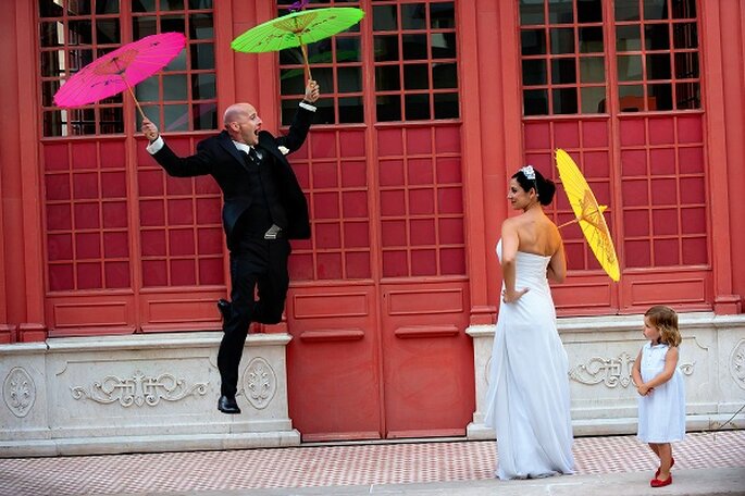 «Num momento de descontracção no dia do casamento, o noivo salta e parece que vai voar, ao estilo de Mary Poppins! Adoramo a pose da menina das alianças, que foi surpreendida por este inesperado salto!»

r2arte.blog.com