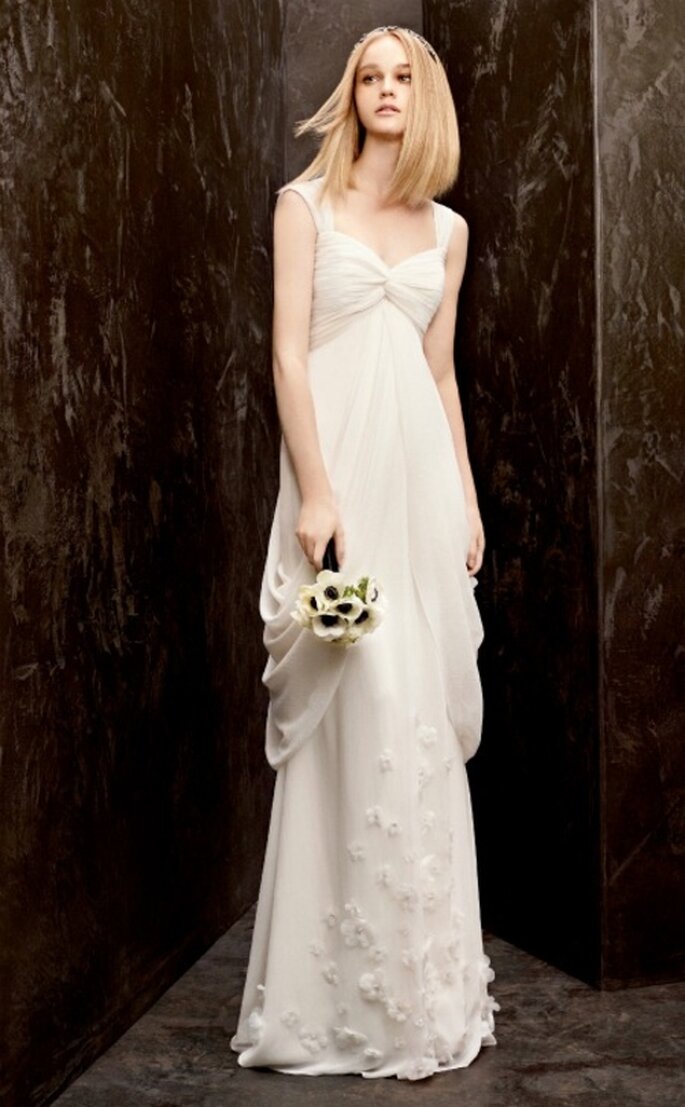 Chamar low cost a uma colecção de vestido de noiva Vera Wang pode ser um bocadinho abusivo... mas a verdade é que a sua linha White é mais económica do que a principal. Agora, em exclusivo para a David's Bridal, a estilista apresenta novos modelos.