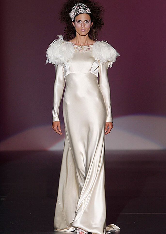 Vestido de novia con plumas, de Isabel Zapardiez. Foto: IFEMA