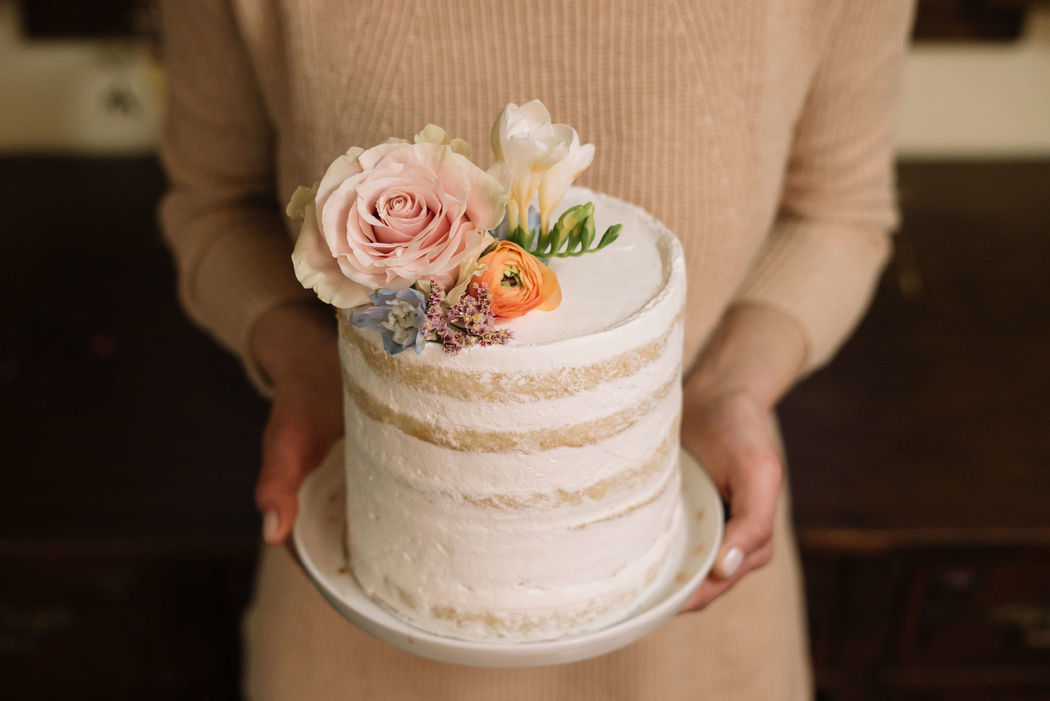 Um visual doce e singelo para uma verdeira delicia de bolo de casamento | Créditos: Bakewell |  Fotografia ninho