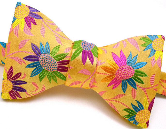 Um papillon é uma alternativa muito elegante à gravata, e pode mesmo ser um pormenor distintivo, um apontamento de bom humor e de ousadia. Pronto para ser um noivo às flores?