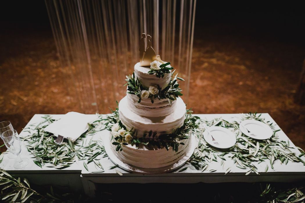 bolo de casamento com folhagens verdes