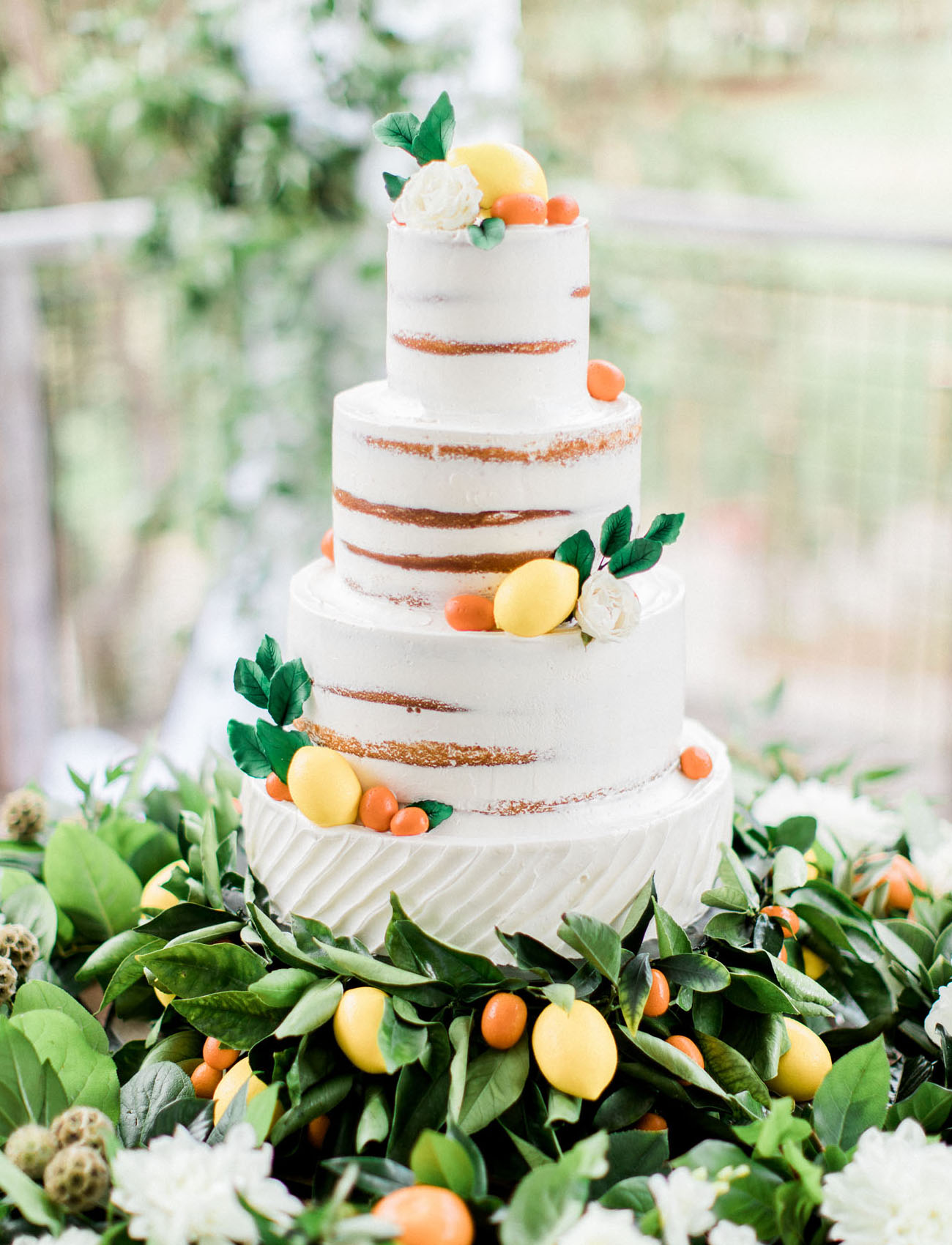 Os naked cakes continuam a ser uma opção de bolos de casamento muito procurada pelos noivos | Créditos: Brett Hickman Photographers