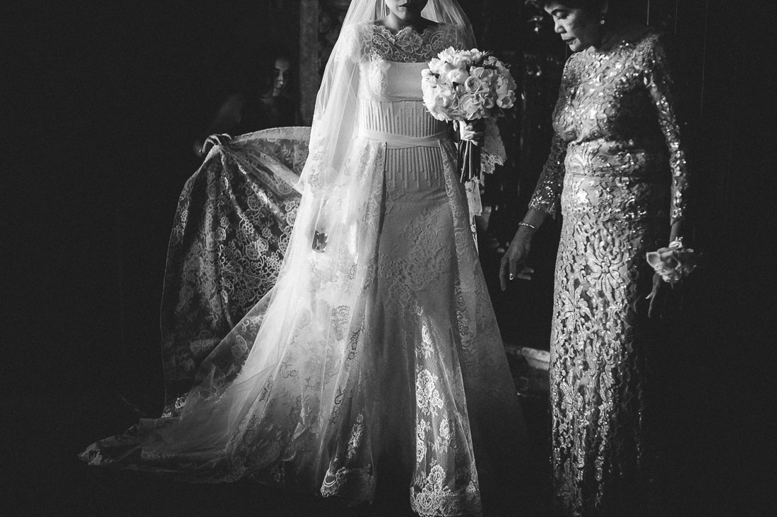 foto preto e branco noiva com a mãe