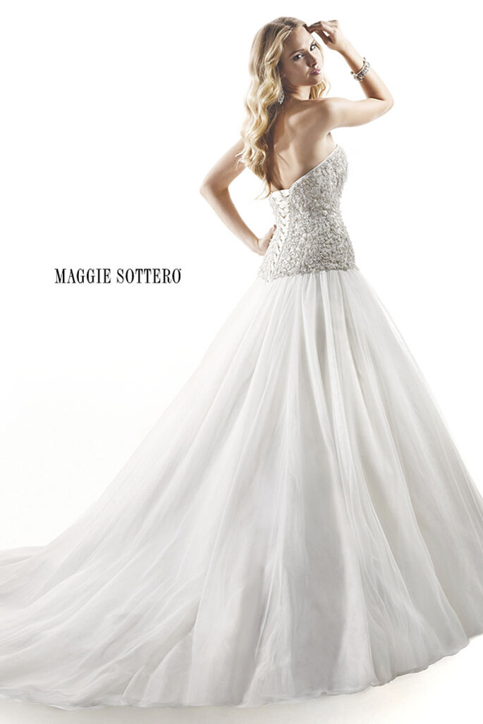 O romance e a elegância encontram-se neste impressionante vestido de noiva. Lindíssimos enfeites de cristal Swarovski acentuam-se numa cintura com queda que termina com uma volumosa saia de tule.. Acabamento com espartilho ou zíper no espartilho interior. 

<a href="http://www.maggiesottero.com/dress.aspx?style=4MT852LU" target="_blank">Maggie Sottero Platinum 2015</a>