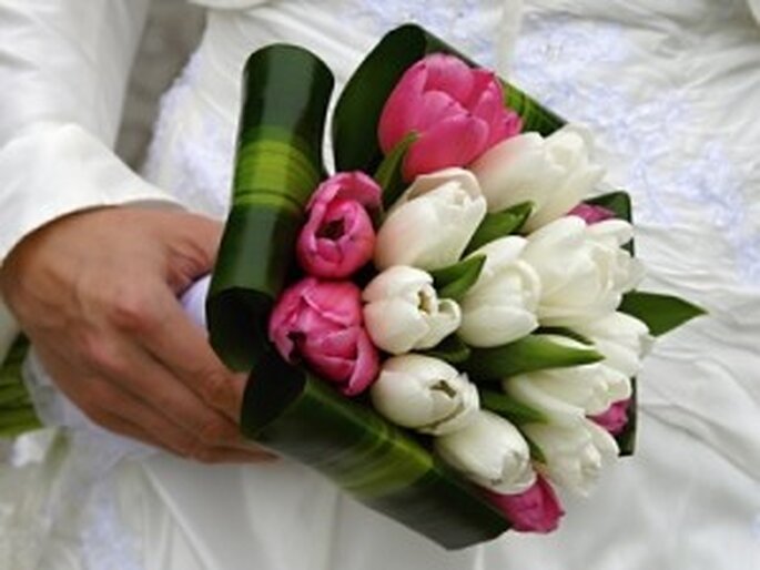 Um bouquet de noiva com tulipas brancas e cor-de-rosa