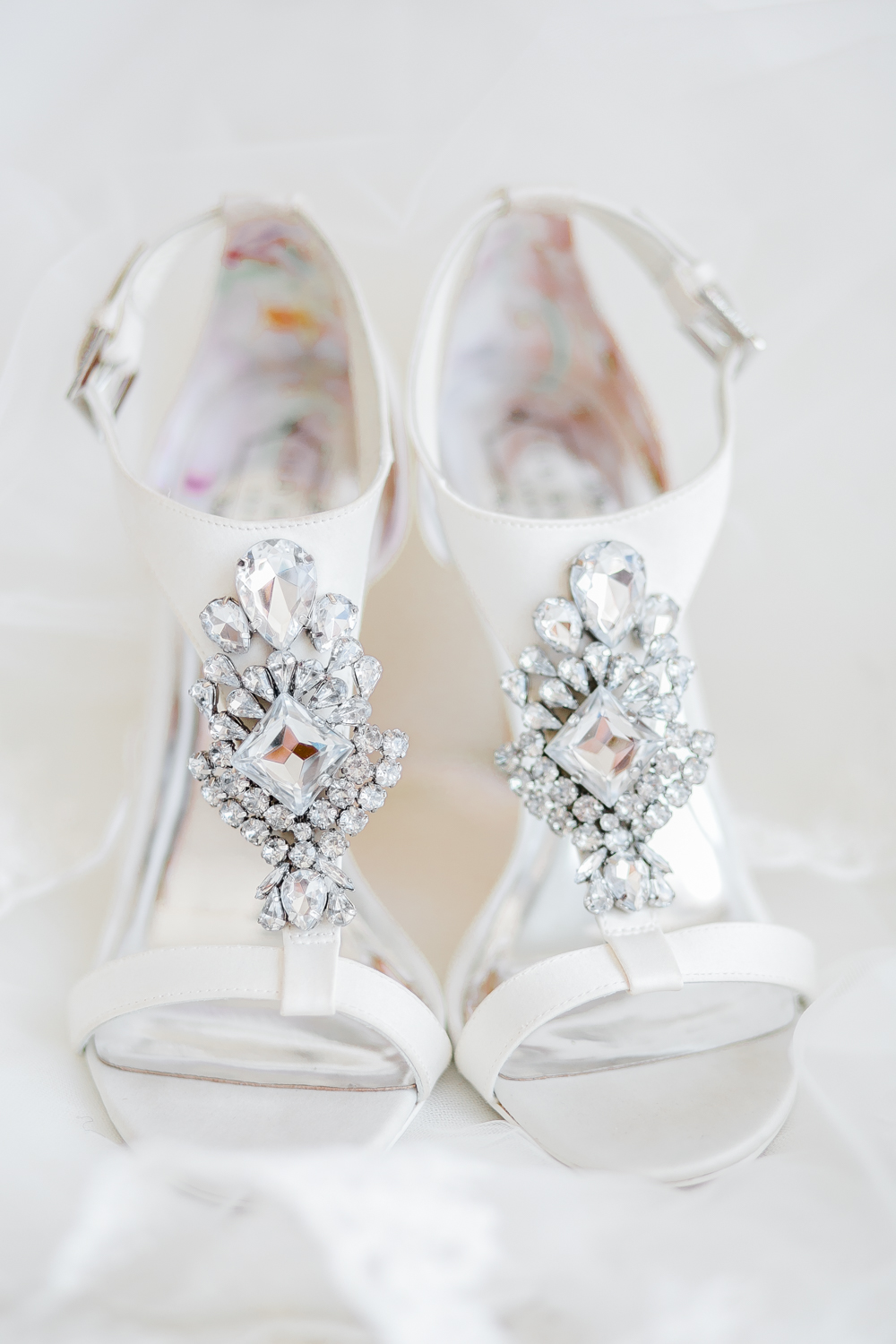sapatos de noiva com aplicações de grandes joias