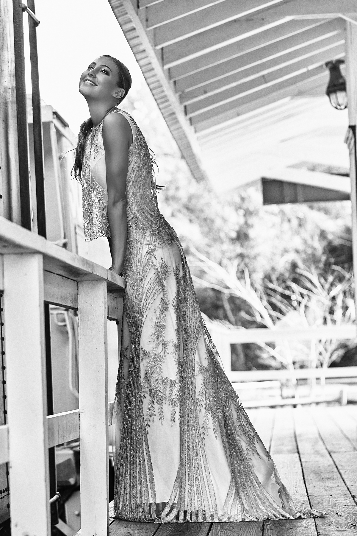 vestido de noiva estilo anos 20 de cetim com bordados Gio Rodrigues 2021