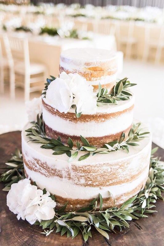 Os naked cakes continuam a ser uma opção de bolos de casamento muito procurada pelos noivos | Créditos: Fina Cake Design
