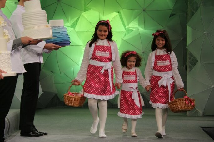 <a href="https://www.zankyou.pt/f/anacris-cake-3567">Desfile de bolos de noiva num evento da Madeira. Foto: AnaCris Cake </a>