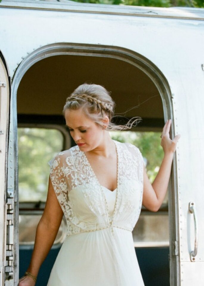 O decote perfeito para noivas boémias: combine-o com penteados clássicos como os coques. Foto: Q Weddings