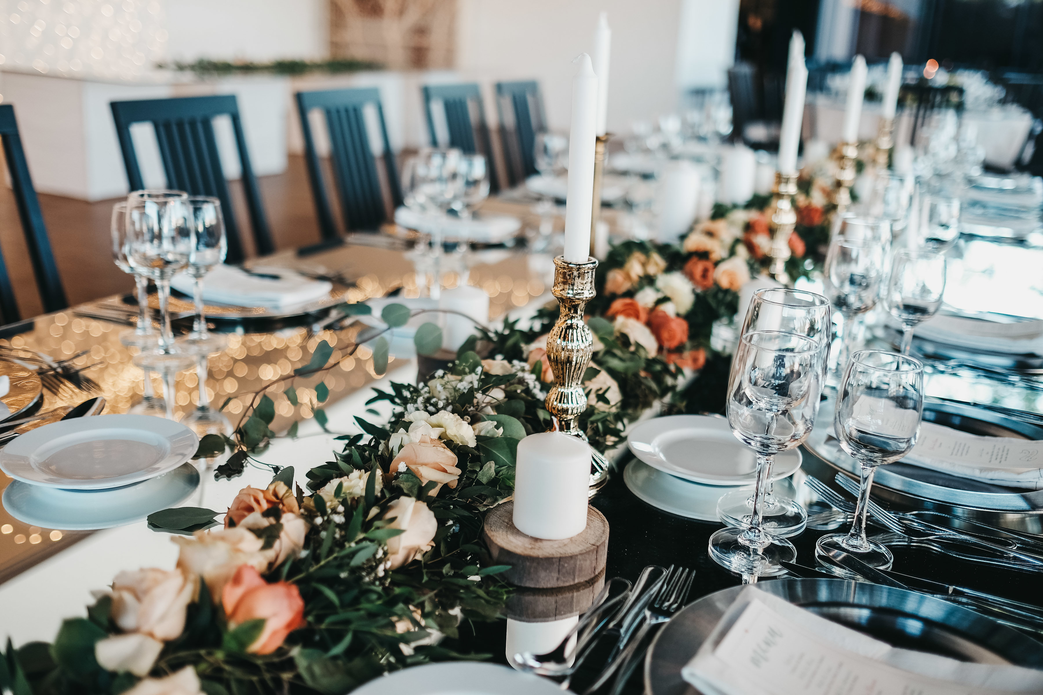 mesa de casamento centro de mesa florido corrido castiçais
