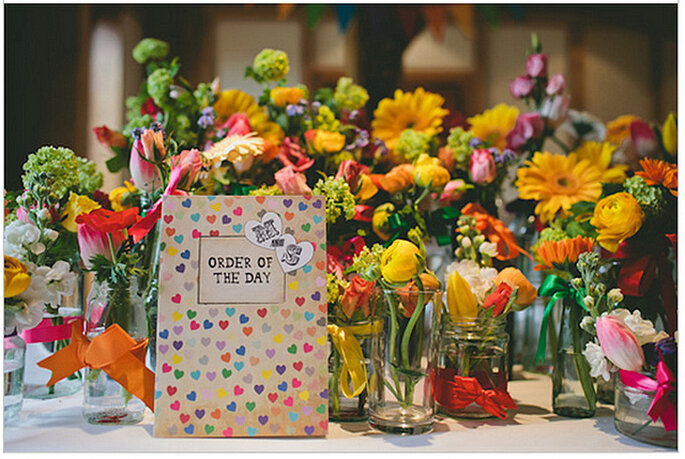 Mesas decoradas con coloridas flores naturales. Foto: We Heart Pictures
