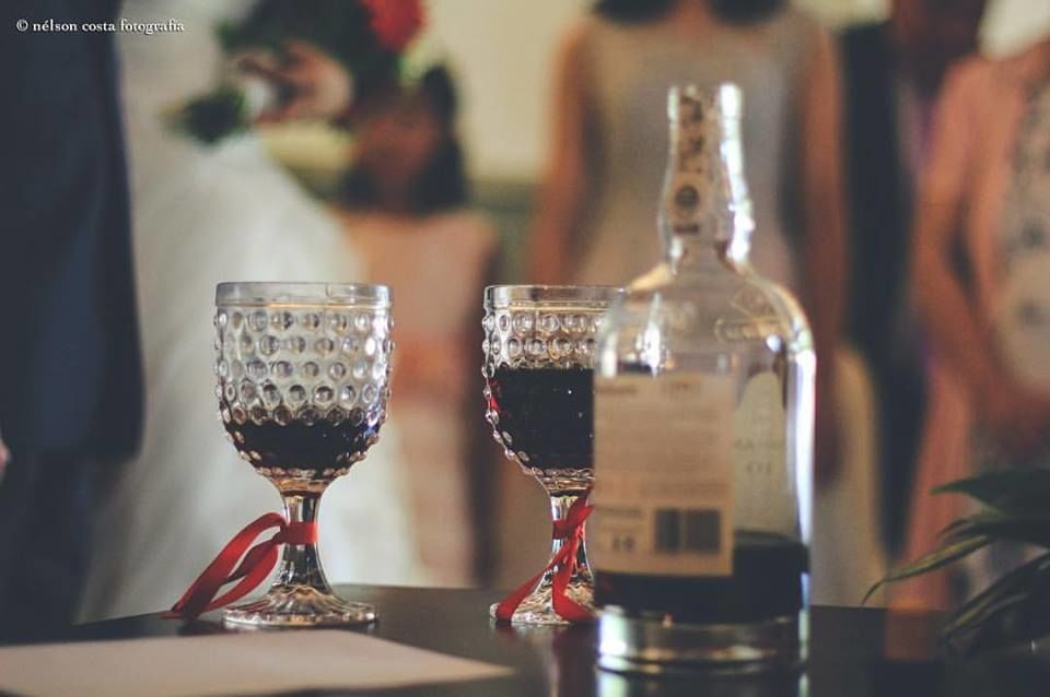 bebidas de casamento: dois cálices de vinho do Porto