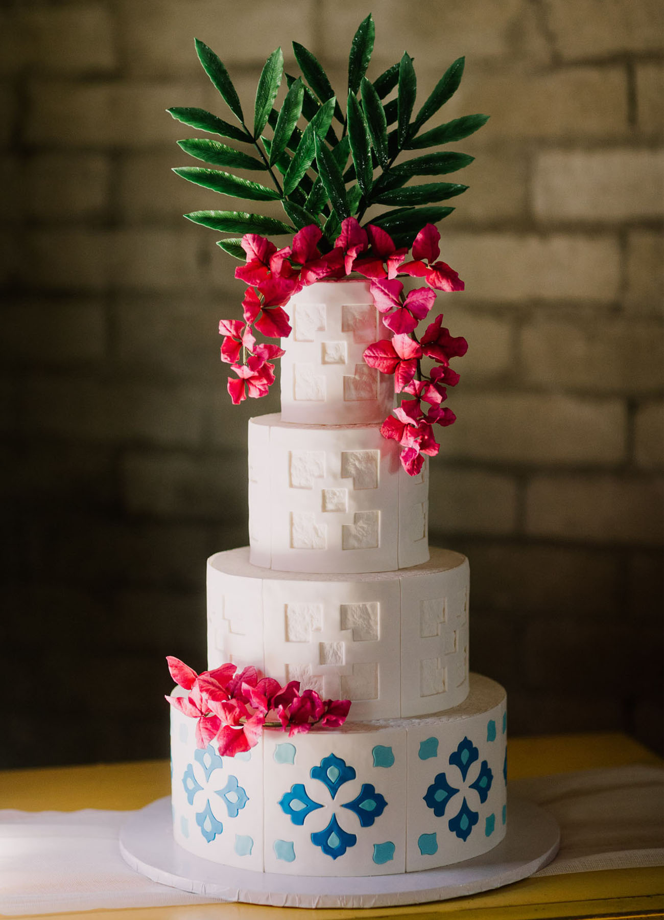 Inspiração para bolos de casamento de 3 andares | Créditos: Let's Frolic Together