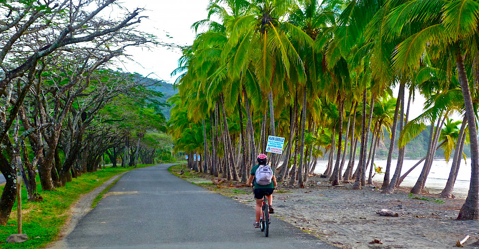 estrada ao pé da praia na Costa Rica