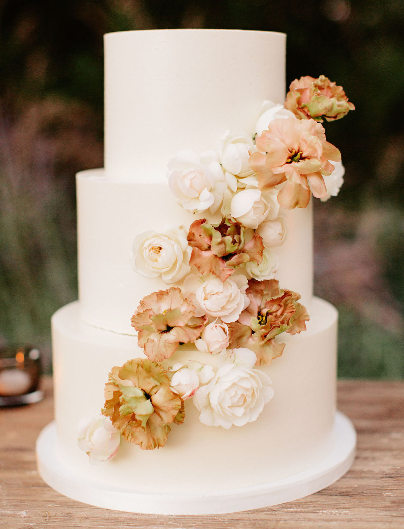 Inspiração para bolos de casamento de 3 andares | Créditos: Lauren Scotti Photography