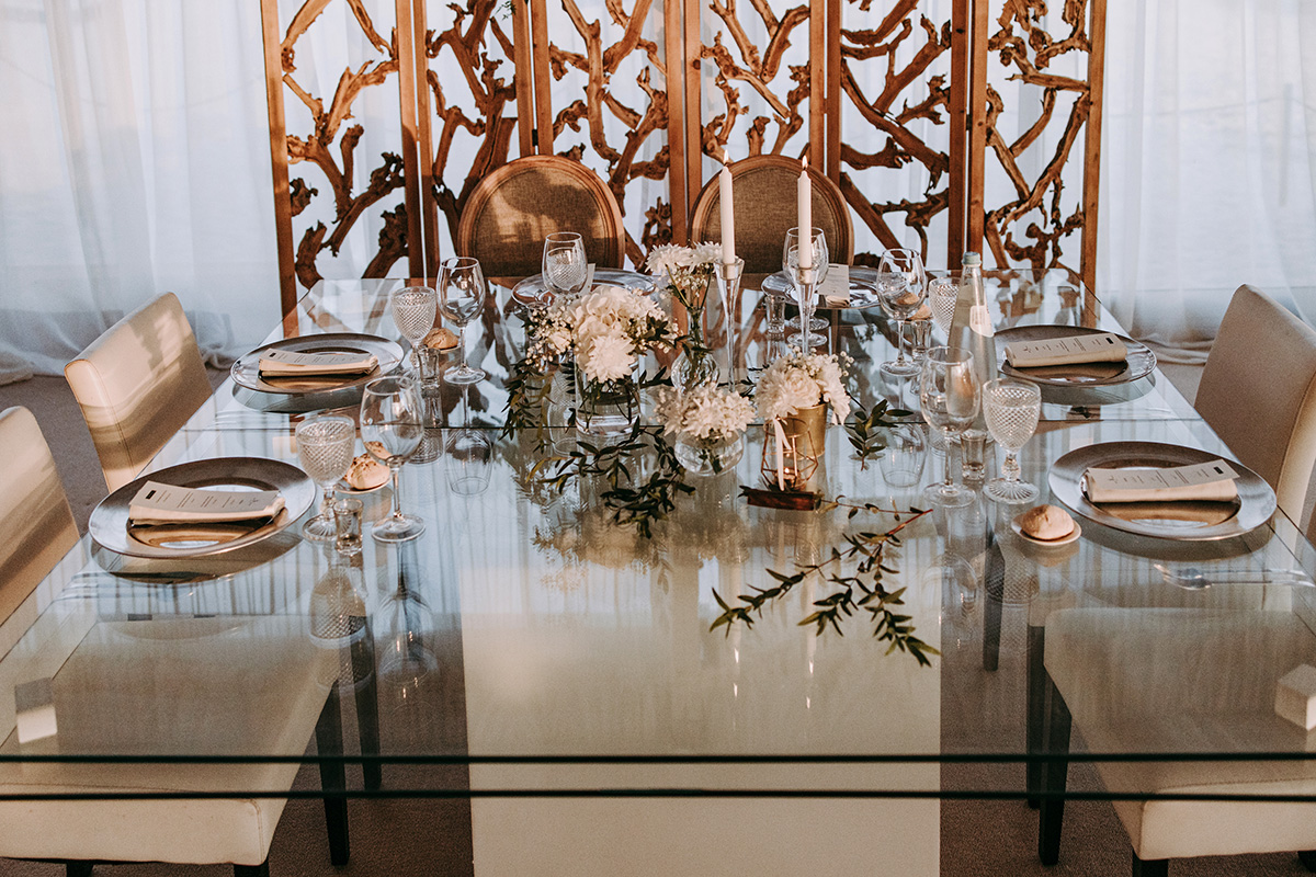 mesa de casamento transparente com tons cobre e castanhos e rosa pálido