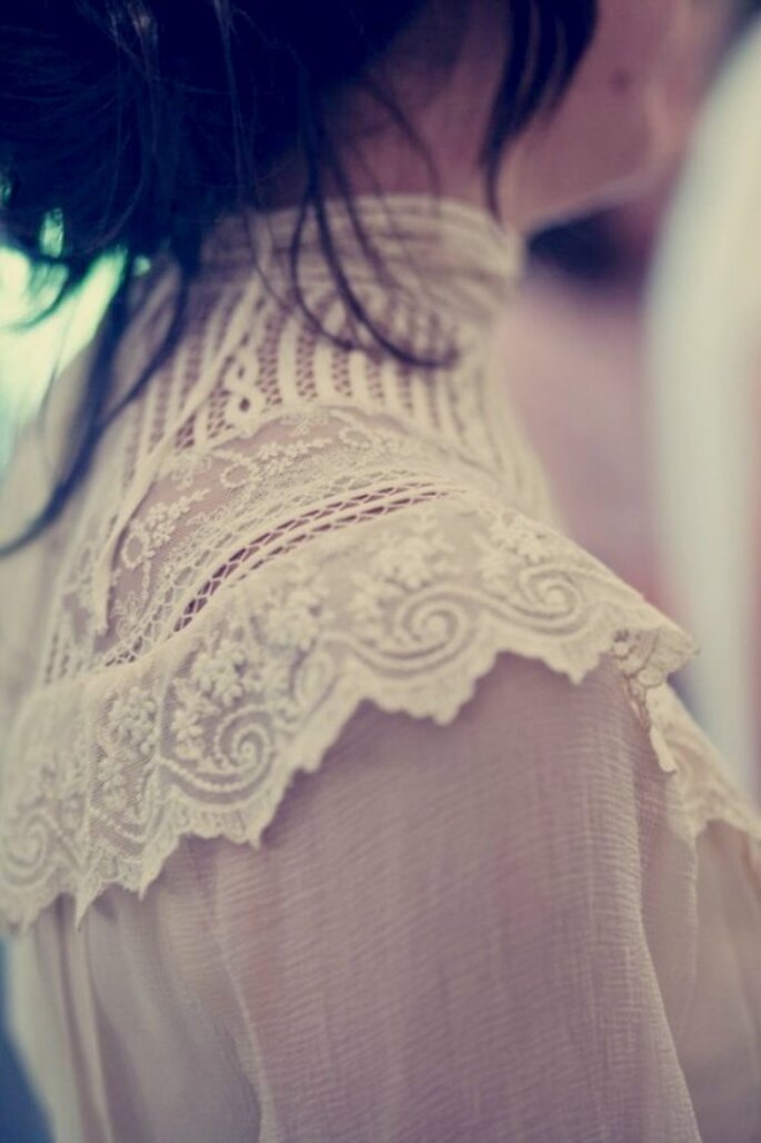 O decote de gola subida com bordados e transparências, como este da designer Helena Mareque, está muito na moda entre as noivas que gostam do estilo vintage. Foto: Mariege Creatif