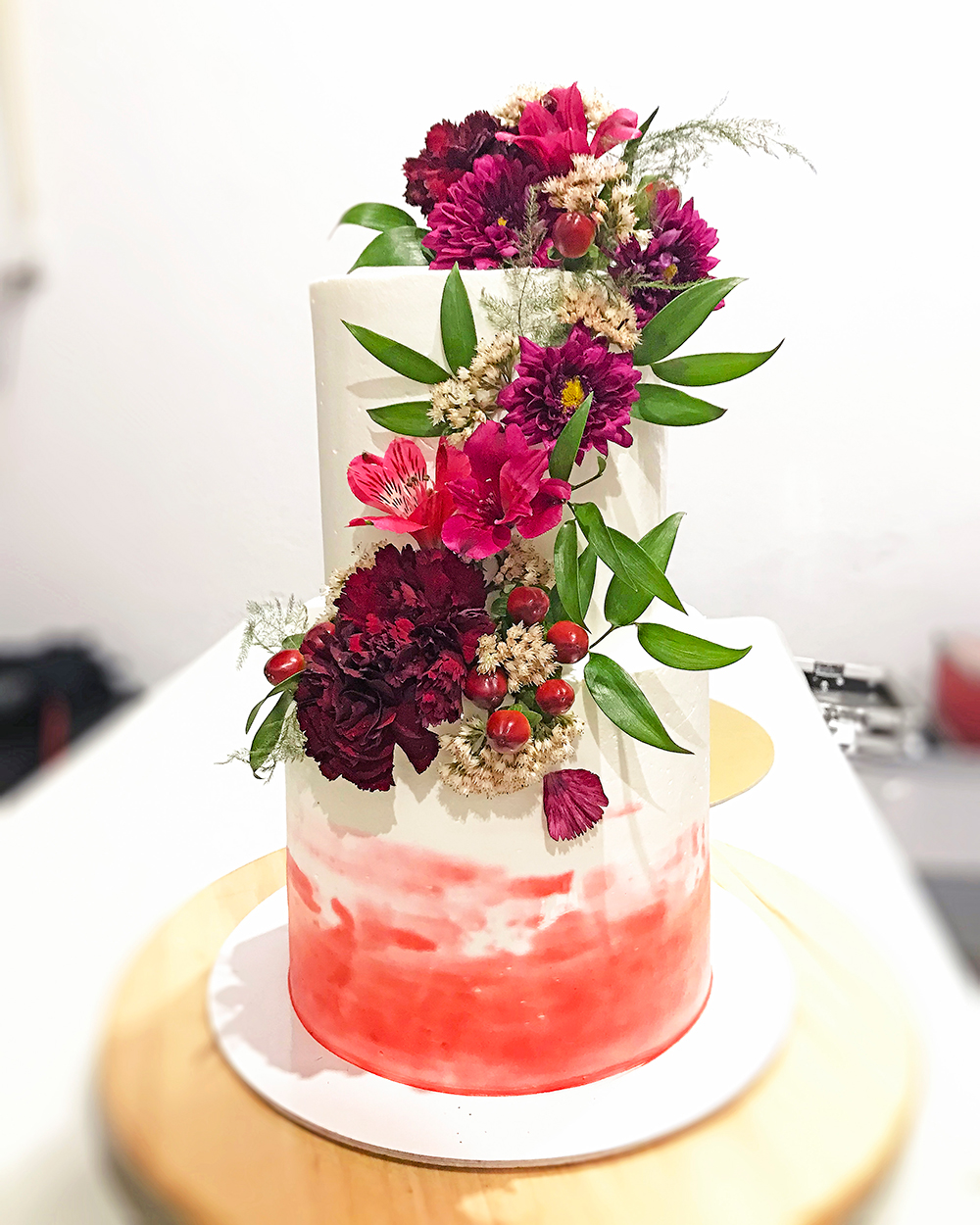 Os bolos de casamento com flores naturais ficam fabulosos. | Créditos: Velvet