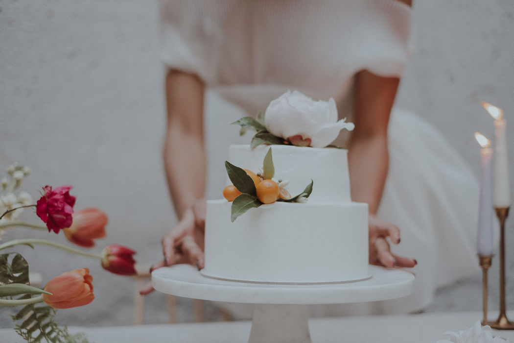Os bolos de casamento podem ser simples até nos detalhes que marcam a diferença | Créditos: Bakewell |  Foto: Lovati Photography