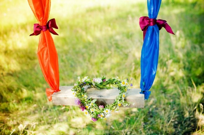 Foto: On a Swing Wreath Of Flowers,Heart via Shutterstock