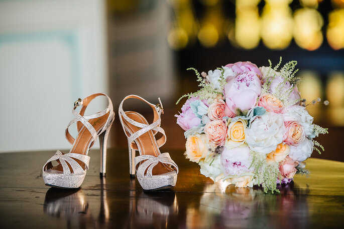 sapatos de noiva sandálias brilhantes com bouquet de noiva