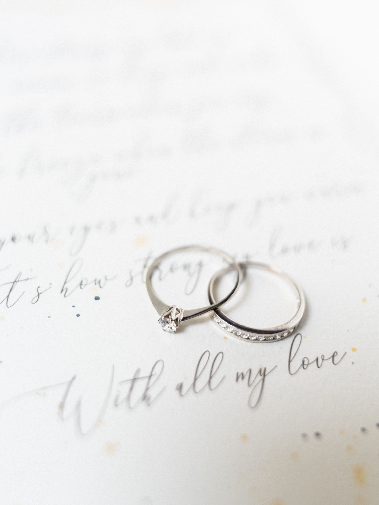 alianças casamento sobre um papel com votos de casamento caligrafia