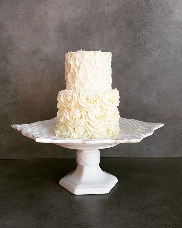 Os bolos de casamento simples podem ser decorados com texturas que conferem a diferença | Créditos: Açúcar À La Carte