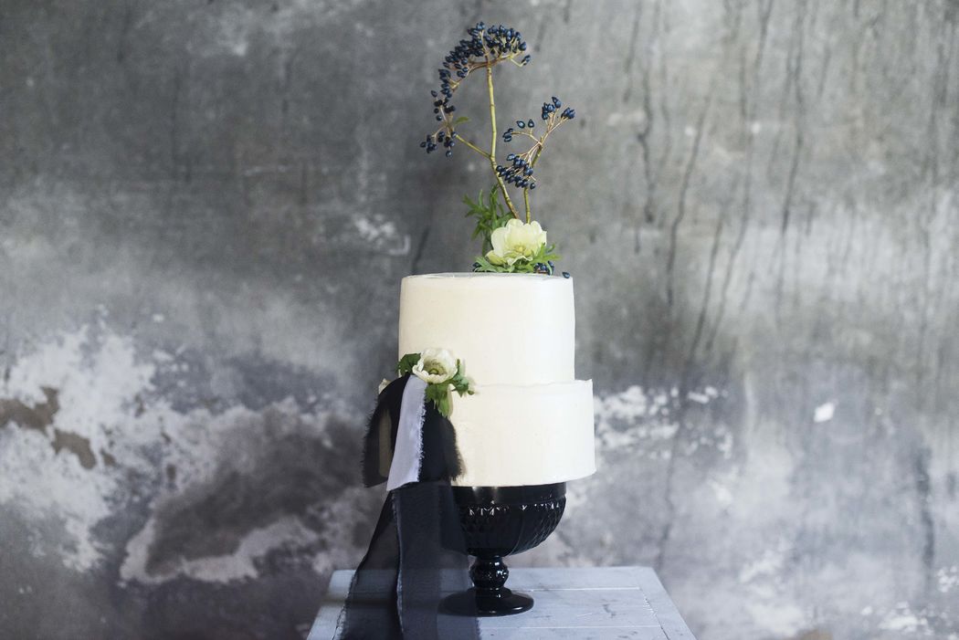 Um estilo clean para bolos de casamento modernos, com detalhes originais | Créditos: Bakewell | Fotografia: My Frame - Photography &amp; Design