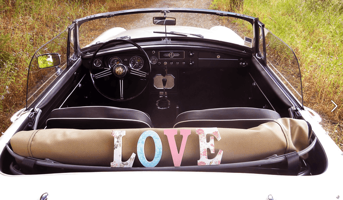 carro de casamento com a palavra 'love'