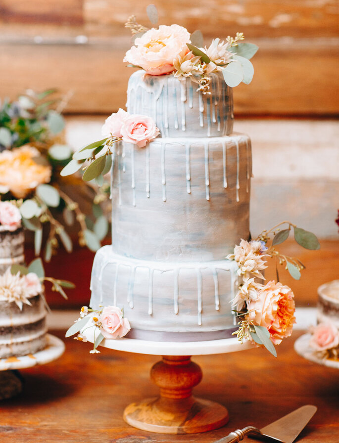 Inspiração para estilo Drip Cake em bolos de casamento de 3 andares | Créditos: Darling Juliet Photography